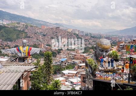 Medellín, Colombie – 15 janvier 2026 : art de rue et statues de la Comuna 13 surplombant le paysage urbain de Medellín et les montagnes environnantes, représentant la communauté Banque D'Images
