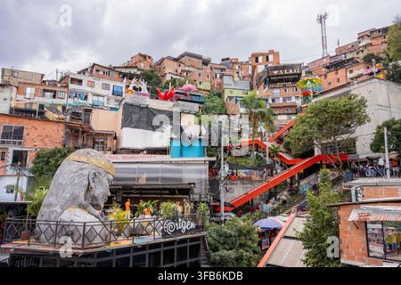 Medellin, Colombie – 15 janvier 2026 : Comuna 13 affichant sa culture urbaine animée avec des escaliers mécaniques publics serpentant à travers des maisons colorées et uniques st Banque D'Images