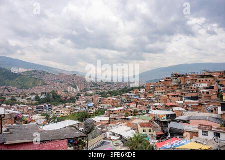 Medellin, Colombie – 15 janvier 2026 : la commune 13 de Medellín présente une favela sur les collines avec des structures en briques devant un ciel nuageux Banque D'Images