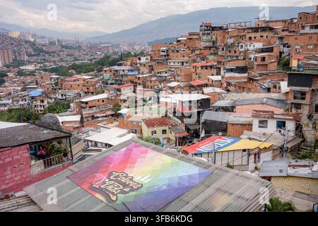 Medellin, Colombie – 15 janvier 2026 : maisons de la favela de Comuna 13 couvrant une colline escarpée à Medellin, Colombie, arborant des couleurs vives et un développement urbain Banque D'Images