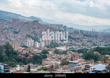Medellin, Colombie - 15 janvier 2026 : paysage urbain de Medellín, en Colombie, montrant des habitations densément regroupées sur les coteaux, symbolisant socio-économique Banque D'Images