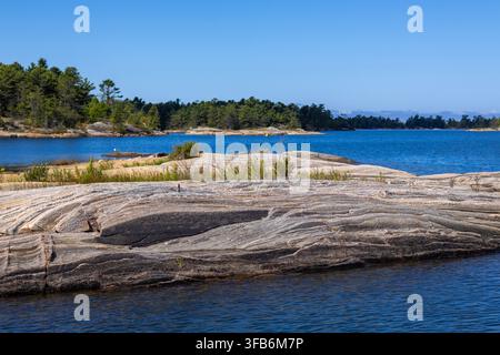 Côte rocheuse et eau bleue avec des îles boisées dans la baie Georgienne, Ontario, Canada. Banque D'Images