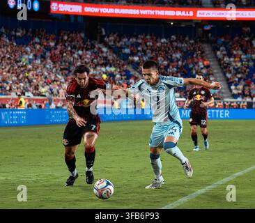 Harrison, New Jersey, États-Unis. 22 août 2026. CADE COWELL (7) des New York Red Bulls se bat pour le ballon avec VIKTOR RADOJEVIC (14) de Chicago Fire lors d'un match de Major League Soccer au Sports Illustrated Stadium. (Crédit image : © Omar Perez Lopez/ZUMA Press Wire) UTILISATION ÉDITORIALE SEULEMENT ! Pas pour une UTILISATION COMMERCIALE ! Banque D'Images