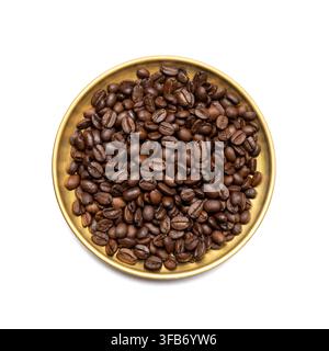 Vue de dessus de grains de café torréfiés remplissant une assiette ronde en métal doré isolée sur un fond blanc. Banque D'Images