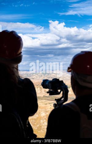 Visiteurs en silhouette contemplant le paysage de la Basilicata à travers les ruines de Craco Banque D'Images