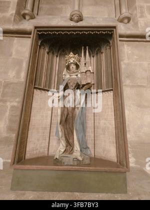 Marbourg, Allemagne 07.14.2019 : statue en bois polychrome connue sous le nom d'"Élisabeth avec le modèle de l'église" Banque D'Images