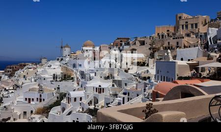 Vue de maisons blanchies à la chaux et de moulins à vent traditionnels, Oia, Santorin, Grèce Banque D'Images