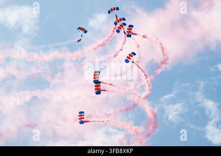L'équipe de spectacle des RAF Falcons est photographiée sur le hipodrome de York le dernier jour du festival Ebor, le 22/08/26. Credit JTW Equine Images / Alamy. Banque D'Images