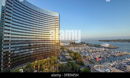 Vue élevée depuis le Marriott Marquis San Diego Marina montrant l'une des tours de l'hôtel, la marina et la baie de San Diego, avec le San Diego–Coronado Banque D'Images