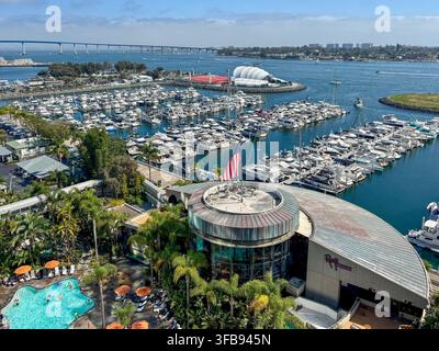 Vue depuis le Marriott Marquis San Diego Marina surplombant le front de mer de l’hôtel, la marina et la baie de San Diego, avec le pont de San Diego–Coronado visible Banque D'Images