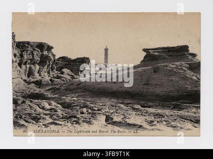 Une photographie du phare et du paysage rocheux du quartier de Rās Al-Tīn à Alexandrie, en Égypte, avec le titre "95 ALEXANDRIA. -- The Lighthouse and Ras-el-Tin Rocks. -- LL" visible sur l'image. Banque D'Images