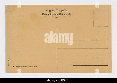 Une carte postale présentant le palais de Ras al-Tin à Alexandrie, en Égypte, avec des bateaux au premier plan, publiée. Banque D'Images
