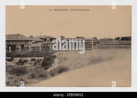 La caserne de Rās Al-Tīn, une installation militaire à Alexandrie, en Égypte, telle qu'elle apparaît sur une vieille photographie, avec un panneau indiquant "15 - ALEXANDRIA - Ras-El-Tin Barracks". Banque D'Images