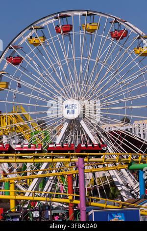 Grande roue et montagne russe, Santa Monica, Californie, États-Unis d'Amérique Banque D'Images