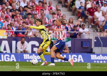 Madrid, Espagne. 23 août 2026. Carlos Romero (L) du Villarreal CF et Marcos Llorente (R) de l'Atletico Madrid en action lors du match de football de la semaine 2 de la LaLiga EA Sports 2026/2027 entre l'Atletico Madrid et le Villarreal CF au stade Riyadh Air Metropolitano. Score final ; Atletico Madrid 2:2 Villarreal CF L'Atletico Madrid a fait match nul à domicile contre Villarreal. Les buts ont été marqués par Marc Pubill et Giuliano Simeone pour l'équipe locale, et par Gerard Moreno et Georges Mikautadze pour les visiteurs. Crédit : SOPA Images Limited/Alamy Live News Banque D'Images