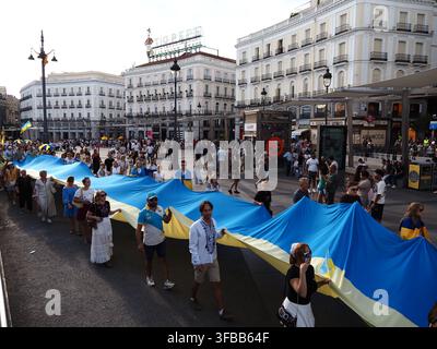 MADRID, ESPAGNE - 23 AOÛT : Les membres de la communauté ukrainienne se sont rassemblés à la Puerta del Sol à Madrid et ont défilé dans les rues de la ville jusqu'à la Plaza de Cibeles en commémoration du Jour du Drapeau ukrainien et du 35e anniversaire de l'indépendance de l'Ukraine. Credit : Aaron Heredia Sánchez/Alamy Live News Banque D'Images