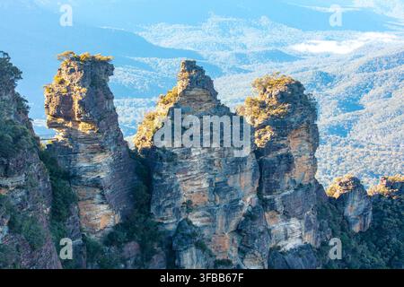 Photographie de l'attraction touristique emblématique des Trois Sœurs dans la vallée de Jamison, vue depuis Echo Point à Katoomba dans le parc national des Blue Mountains Banque D'Images