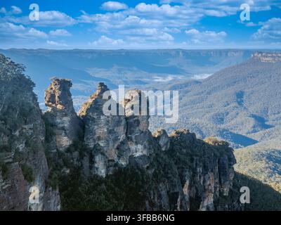 Photographie de l'attraction touristique emblématique des Trois Sœurs dans la vallée de Jamison, vue depuis Echo Point à Katoomba dans le parc national des Blue Mountains Banque D'Images