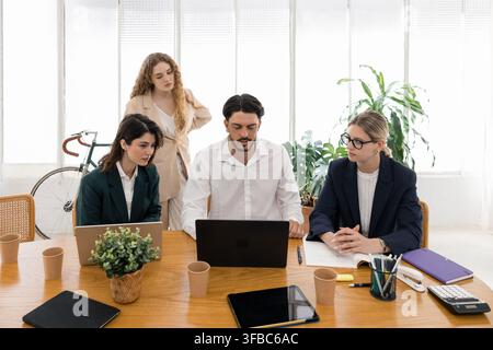 Équipe d'affaires collaborant sur un projet dans un bureau moderne Banque D'Images