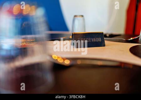 Panneau réservé sur une table de restaurant avec couverts et verres. Banque D'Images