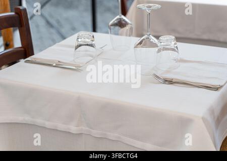 Table sur le balcon du restaurant avec verres et couverts Banque D'Images