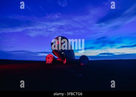 Silhouette de l'épave célèbre de l'avion DC-3 dans un paysage rural de nuit, Solheimasandur, Islande Banque D'Images