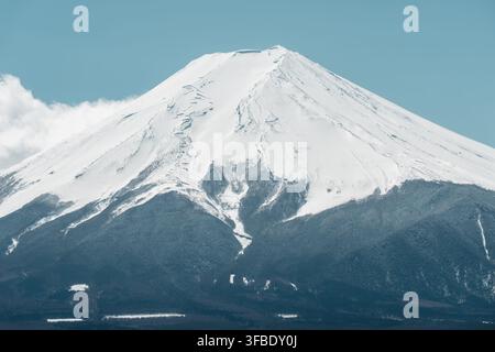 Mont Fuji enneigé vu depuis la zone de la pagode Chureito à Fujiyoshida, préfecture de Yamanashi, Japon, par une journée de printemps claire Banque D'Images
