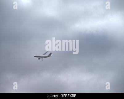 Airbus A310 de l'armée de l'air espagnole volant sous un ciel nuageux et gris Banque D'Images