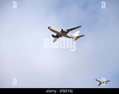 Airbus A310 accompagné d'un Falcon 900 lors du survol du 12 octobre Banque D'Images