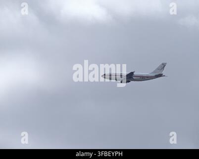 Reino de Espana Airbus A310 traversant un ciel couvert près de Madrid Banque D'Images