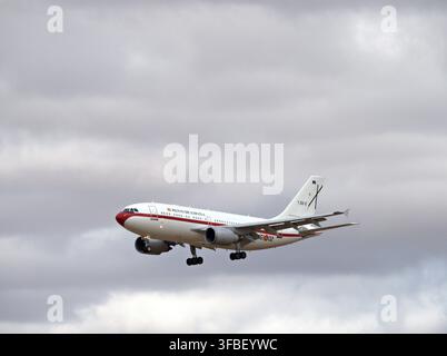 Airbus A310 451-02 approchant Torrejon après le survol Banque D'Images