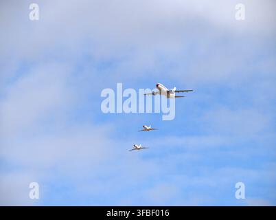 Airbus A310 menant deux jets Falcon 900 dans un survol espagnol Banque D'Images