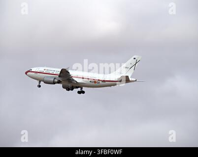 Airbus A310 de l'armée de l'air espagnole atterrissant avec le train rentré Banque D'Images
