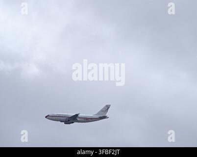 Airbus A310 451-02 du 45 Grupo au-dessus de la base aérienne de Torrejon Banque D'Images