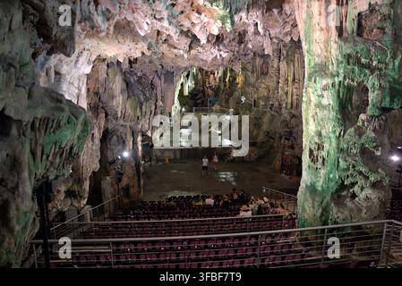 Auditorium de la grotte de St Michaels et stalactites à Gibraltar Banque D'Images