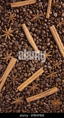 Grains de café torréfiés, bâtonnets de cannelle et anis étoilé, plein cadre Banque D'Images