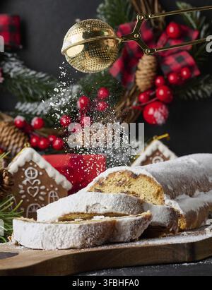 Pâtisseries de Noël en stollen saupoudré de sucre en poudre sur la table, dessert festif Banque D'Images
