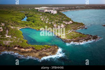 Vue aérienne d'un complexe de luxe et de falaises époustouflantes surplombant la mer des Caraïbes turquoise. Destination de vacances d'été et de voyage. Playa del Carmen, Rivi Banque D'Images