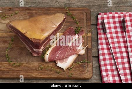grand morceau de porc entier de prosciutto sur un bois brun, vue de dessus Banque D'Images