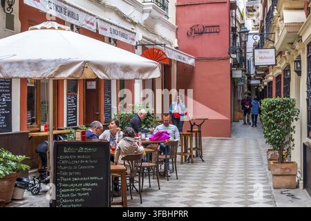 SEVILLE, ESPAGNE - 8 mai 2019 - Touristes se relaxant dans un café de trottoir au centre-ville de Séville, province de Séville Banque D'Images