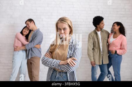 Jeune étudiant blond et deux couples multiraciaux qui s'embrasent à l'université ou université Banque D'Images