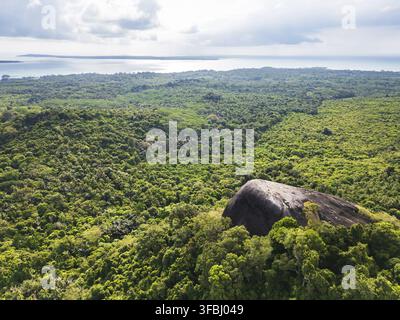 Belitung Island drone paysage aérien Batu Beginda, un célèbre rocher massif surplombant la jungle, la plage et l'océan à Belitung, en Indonésie Banque D'Images