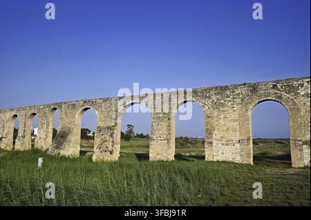 Au milieu de Larnaca à Chypre se trouvent les ruines de l'aqueduc romain antique Banque D'Images