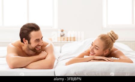 Joyeux jeune couple sur la thérapie de massage au centre de spa, Panorama Banque D'Images