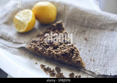 Vue de côté d'un dessert sain, biologique, sans gluten, sans sucre, sans produits laitiers avec des citrons et espace pour le texte. Dessert biologique fait maison avec deux l Banque D'Images