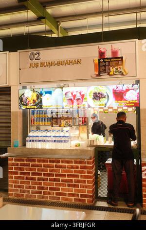 Penang, Malaisie - 1er août 2026 : Célèbre stand de jus de coco Jalil à Penang. Voyages Malaisie Banque D'Images