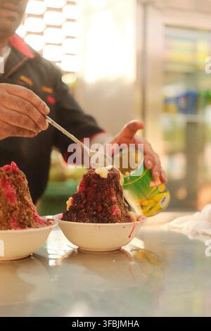 Penang, Malaisie – 1er août 2026 : Garniture de maïs sucré sur l’Ais Kacang malaisien. Voyager en Malaisie Banque D'Images