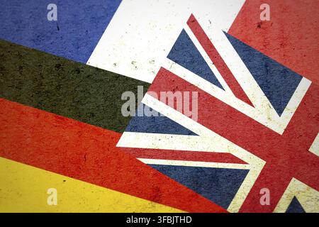 Drapeaux grunge du Royaume-Uni, de l'Allemagne et de la France ensemble isolés sur un fond flou, concept abstrait des relations politiques entre le Royaume-Uni, l'Allemagne et la France au sein de l'UE Banque D'Images