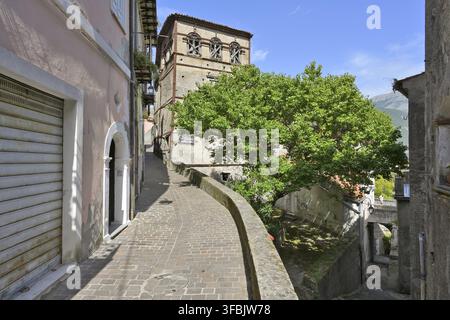De vieux bâtiments bordent une étroite rue pavée dans un charmant village italien Banque D'Images