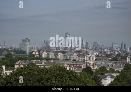 Vue panoramique de la skyline moderne de Londres avec de grands gratte-ciel et des bâtiments historiques au premier plan, vue dans le Greenwich Park, Londres, SE10 8XJ, Un Banque D'Images